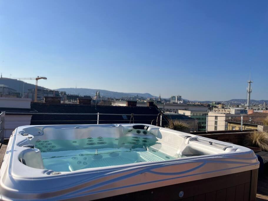 Stylish With Shared Rooftop Terrace/jacuzzi