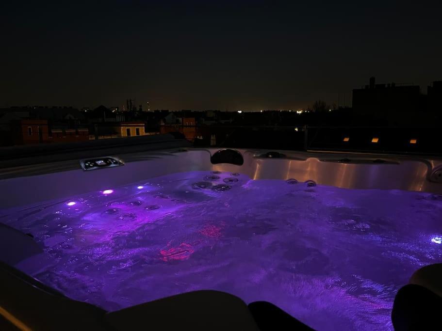 Stylish With Shared Rooftop Terrace/jacuzzi Apartment