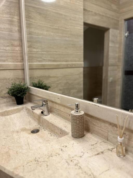 Stylish With Shared Rooftop Terrace/jacuzzi Apartment Budapest