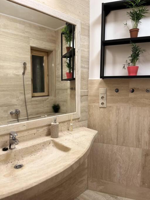 Apartment Stylish With Shared Rooftop Terrace/jacuzzi *