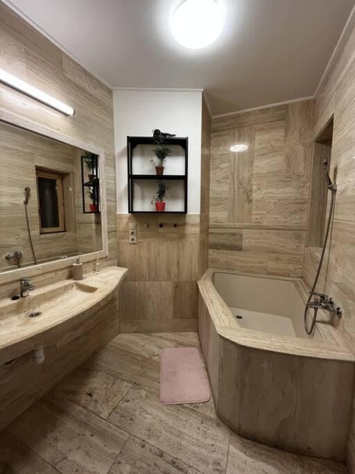 Apartment Stylish With Shared Rooftop Terrace/jacuzzi *