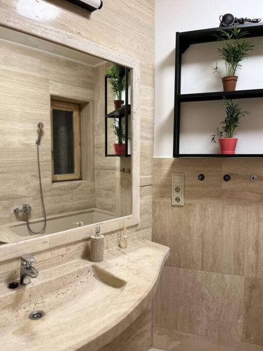 Stylish With Shared Rooftop Terrace/jacuzzi *